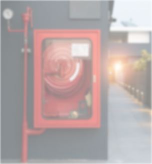 Tubulações de hidrantes na cor vermelha